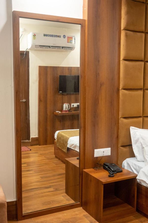 Kiran Palace Hotel Váránaszi Kültér fotó