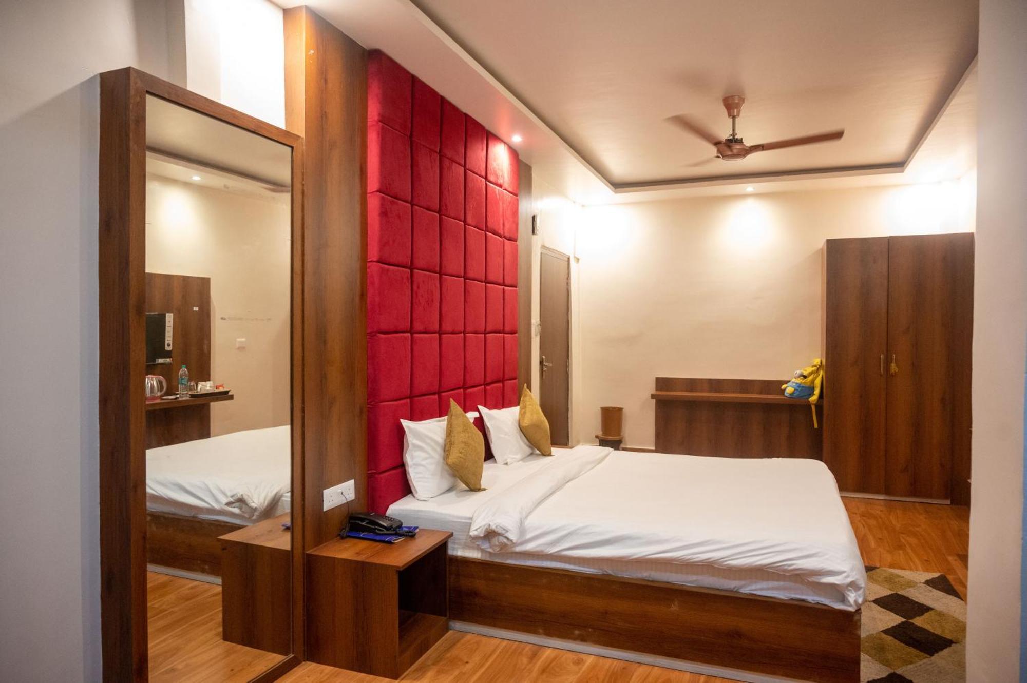 Kiran Palace Hotel Váránaszi Kültér fotó